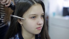 Hairdresser makes hairstyle girl teenager [137895949] | 写真素材・ストックフォトのアフロ