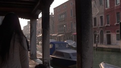 Asian Mother Little Girl and Boy Walking Exploring Murano Venice … [137760145] | 写真素材・ストックフォトのアフロ