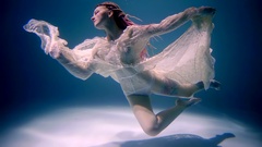 Stunning young model is floating in pose underwater. [135915401] | 写真素材・ストックフォトのアフロ 