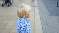 surprised cute 18 monts old baby boy in crowd panoramic shot [132329826] | 写真素材・ストックフォトのアフロ