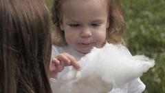 Doughter with mom in the park having fun and sharing cotton … [134699364] | 写真素材・ストックフォトのアフロ