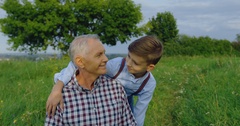 Portrait shot of the Caucasian cute teen boy hugging his gray … [134168302] | 写真素材・ストックフォトのアフロ