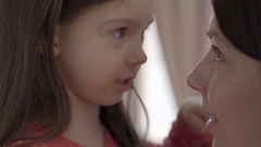 Mother and small daughter talking and smiling. Close up. [133962516] | 写真素材・ストックフォトのアフロ