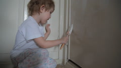 little cute cheerful girl paints the door with a brush and … [133826641] | 写真素材・ストックフォトのアフロ 