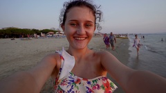 Selfie of young teen holding camera and turning on beach at … [137250766] | 写真素材・ストックフォトのアフロ