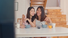 Asian Lesbian lgbtq women couple have breakfast at home. [133096371] | 写真素材・ストックフォトのアフロ