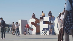 Young Korean adults at Han River taking pictures on statue [137094928] | 写真素材・ストックフォトのアフロ