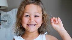 Portrait of little child girl is showing her lost milk tooth … [132886270] | 写真素材・ストックフォトのアフロ 
