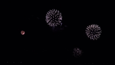 Beautiful fireworks or fireworks at night are beautiful.