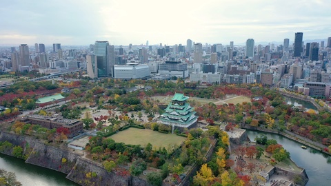 Osaka castle and building city at Osaka, japan in autumn.