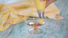 The Chef Is Squeezing The Custard Cream in a glass bowl. [129699295] | 写真素材・ストックフォトのアフロ