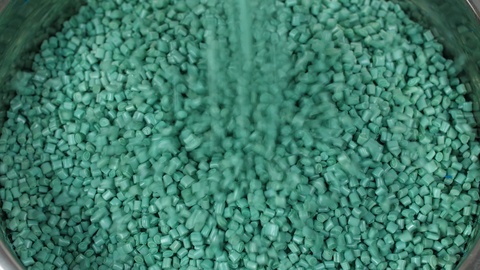 PET Recycled Plastic Raw Polymer Green Granules Falling