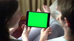 Young teen girl and man hold a tablet with green screen on … [136587753] | 写真素材・ストックフォトのアフロ