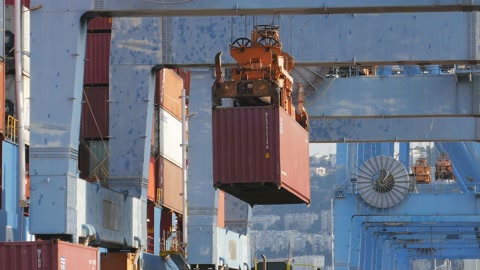 Loading\Unloading container to ship by industrial line gantry crane 4k creative 