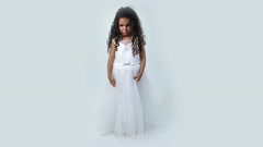 Cute little girl wearing white princess dress crying [150672542] | 写真素材・ストックフォトのアフロ
