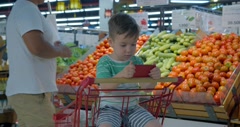 Mom with children make purchases in hyper markite, the child … [150658236] | 写真素材・ストックフォトのアフロ