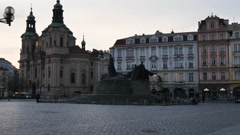 Twilight in Prague Old Town, Czech Republic. Jan Hus Monument … [149443983] | 写真素材・ストックフォトのアフロ