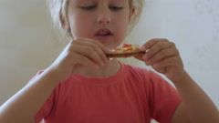 Child Eat Pizza. Little Hungry Girl Eating Tasty Italian Pizza … [151317730] | 写真素材・ストックフォトのアフロ 