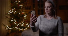 woman Doing Videocall or Videochat video chatting christmas … [153438794] | 写真素材・ストックフォトのアフロ