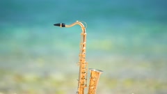 Mini model of real alt tenor saxophone stands white small pebbles … [153970154] | 写真素材・ストックフォトのアフロ