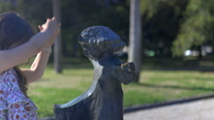 Adorable young girl cleaning the statue of a little child in … [159781214] | 写真素材・ストックフォトのアフロ