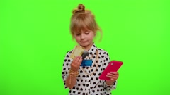 Little teen kid child girl using credit bank cards and smartphone … [161805402] | 写真素材・ストックフォトのアフロ