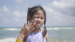 Happy little child girl standing at tropical beach during his … [164368896] | 写真素材・ストックフォトのアフロ 