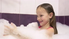 Little girl in a pink bathing suit with a lot of foam in the … [166958352] | 写真素材・ストックフォトのアフロ