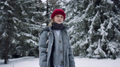 Front view of of preteen girl outdoors in winter nature, copy … [170198124] | 写真素材・ストックフォトのアフロ