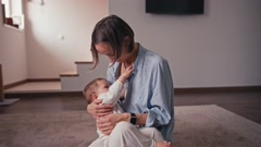 Cute little baby boy lying on mothers hands and sucking breast … [178641519] | 写真素材・ストックフォトのアフロ