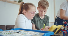 Preteen boy and girl using tablet together while creating construction … [183446913] | 写真素材・ストックフォトのアフロ