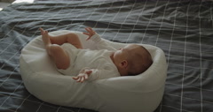 Little newborn baby boy has Moro reflex during sleep in ergonomic … [188622337] | 写真素材・ストックフォトのアフロ 
