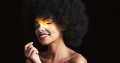 Beauty black woman portrait with prism light and dark studio … [206391458] | 写真素材・ストックフォトのアフロ 