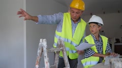 Adult man and preteen boy holding documents and talking in … [206222436] | 写真素材・ストックフォトのアフロ