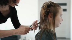 Preteen girl during haircut [208603527] | 写真素材・ストックフォトのアフロ 