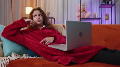 Preteen teenager girl use laptop surprised by bad news, fortune … [209550382] | 写真素材・ストックフォトのアフロ