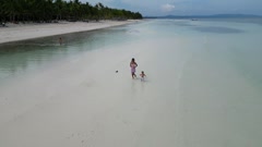 Filipina mom with a baby on the beach of the islands walk and … [223599014] | 写真素材・ストックフォトのアフロ