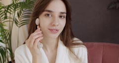 woman with perfect smooth healthy skin using jade facial roller. [224597258] | 写真素材・ストックフォトのアフロ