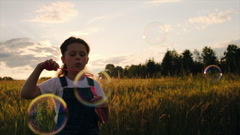 Silhouette of preteen girl blowing soap bubbles, having fun … [225105942] | 写真素材・ストックフォトのアフロ