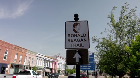 Ronald Reagan trail sign in downtown Princeton, Illinois with …の動画素材