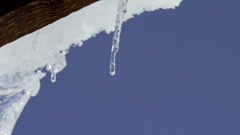 Slow motion water drips from roof with melting snow overhang … [247142394] | 写真素材・ストックフォトのアフロ