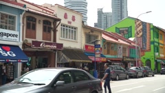 Traffic view of the street in Singapore. People can seen exploring … [252417587] | 写真素材・ストックフォトのアフロ