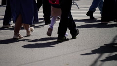 Candid capture of various pedestrians crossing a city street, … [252997828] | 写真素材・ストックフォトのアフロ