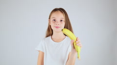 Close-up preteen girl enjoying healthy food. Portrait little … [256822874] | 写真素材・ストックフォトのアフロ 