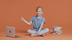 Young schoolgirl showing thumb up gesture [260760356] | 写真素材・ストックフォトのアフロ 