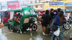 Dumaguerte, Philippines - 10/20/2024: Commuters outside bus … [272758459] | 写真素材・ストックフォトのアフロ